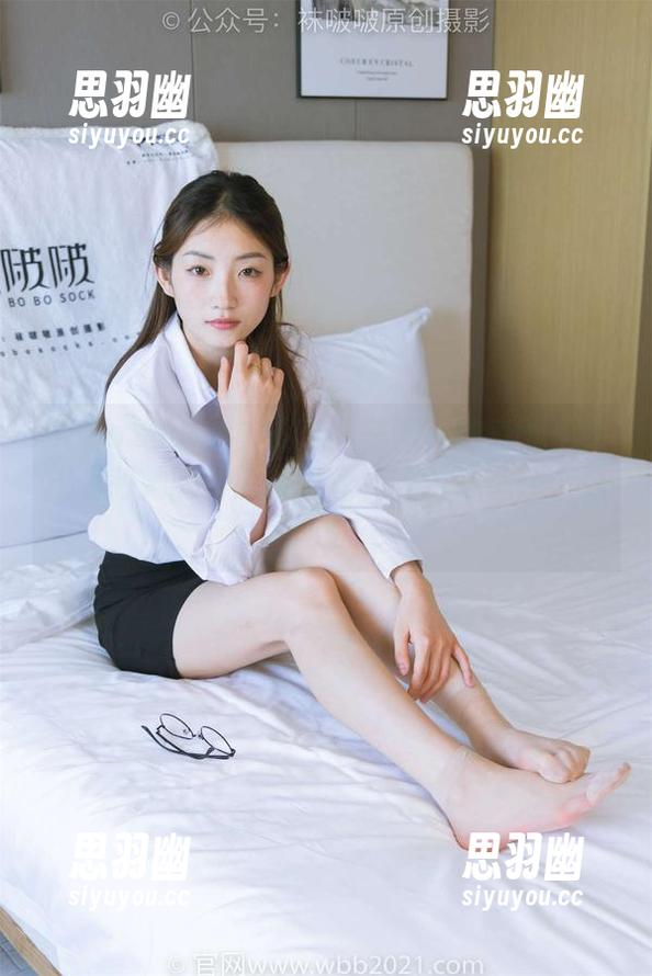 BoBoSocks袜啵啵 - 美图界的奇观：小甜豆和她的白色堆堆丝袜完全不在一个频道