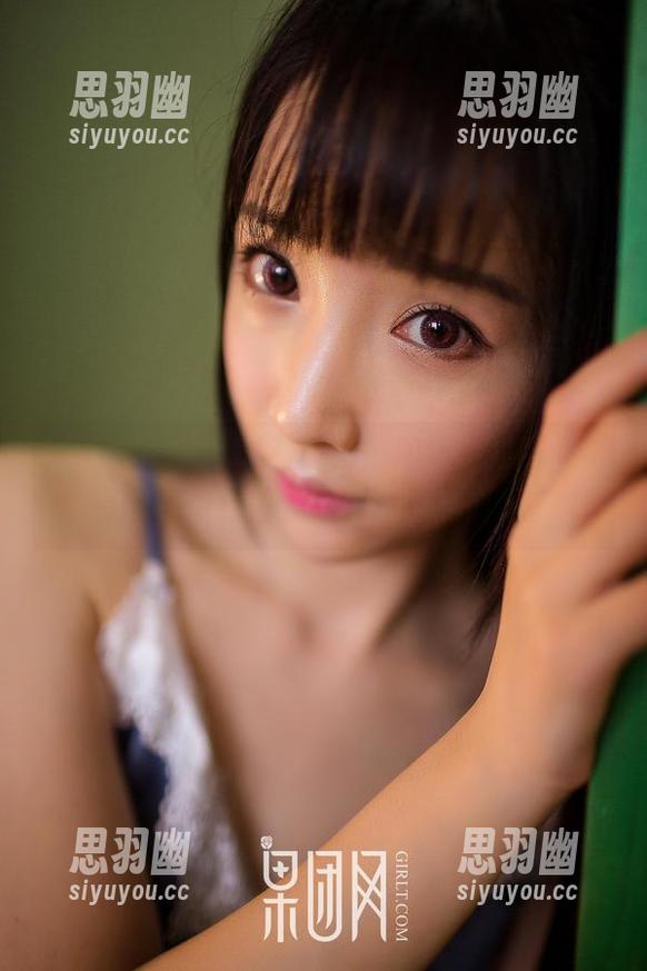 GIRLT果团网 - 看原图，周妍希的甜心似乎带了点标签，嘲讽感隐约而现。