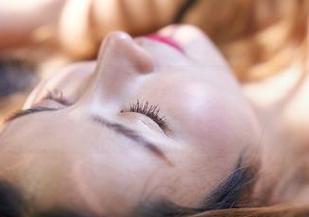MiiTao蜜桃社 – Cris_卓娅祺白丝写真图包里藏着的小心机，完全无法抗拒，期待她的下一步。