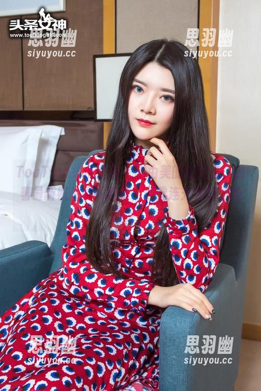 TouTiao头条女神-李由美 TouTiao头条女神 - 李由美的新姿态,随着最新照片中的旗袍,仿佛连光线都为她驻足。