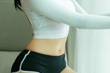 UGirls尤果网 – 苗条的周妍希在豹纹中游刃有余，图片真是一言难尽！