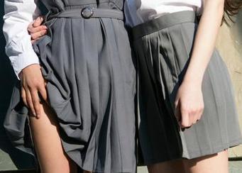 UGirls尤果网 – 霓梓心的户外大片，照片里的草地是不是也在思考人生？