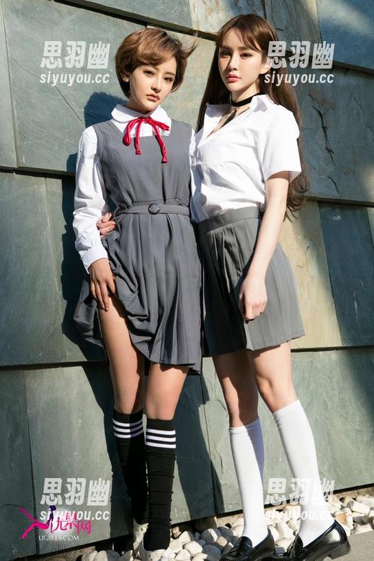 UGirls尤果网 - 霓梓心的户外大片，照片里的草地是不是也在思考人生？