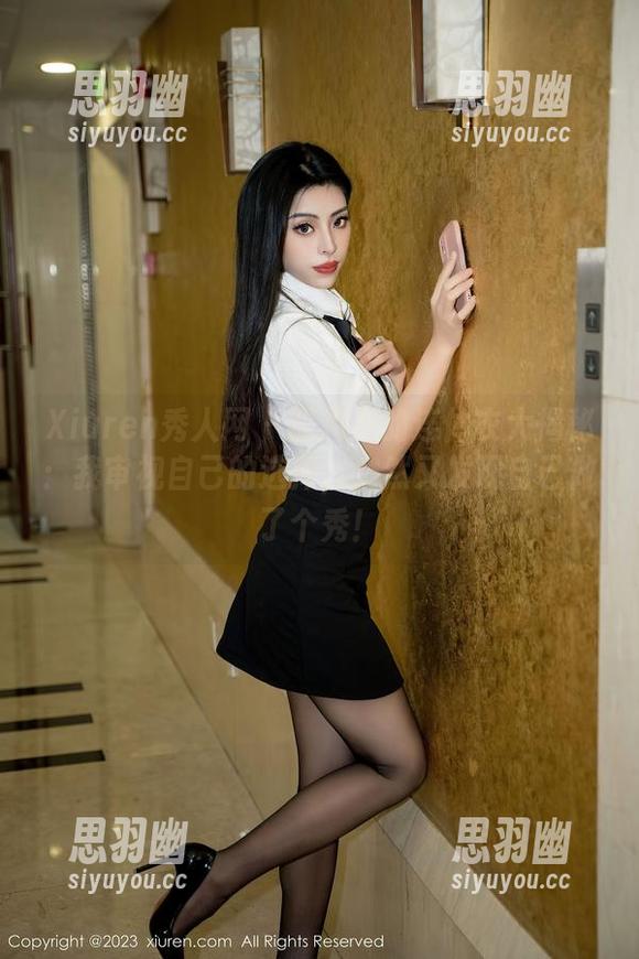 Xiuren秀人网 - 四月月的连体衣大揭秘：我审视自己的选择，突然又发现自己做了个秀！