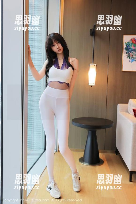 Xiuren秀人网 - 办公桌旁的艺术？糯美子MINIbabe的高清照片让人忍不住想多看几眼！