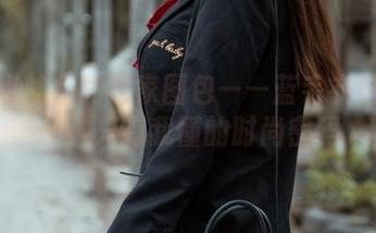 亚马逊鲶鱼的独家图包——蓝毛衣搭配黑丝，只有我懂的时尚密码