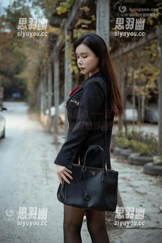 亚马逊鲶鱼的独家图包——蓝毛衣搭配黑丝，只有我懂的时尚密码