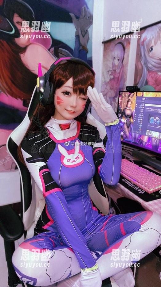 在蓝色吊带中寻找力量，佳佳好难啊和她的体操服在图库中也能翻身！