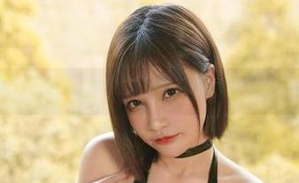 至今仍在吵，千夜未来与蒂法泳衣的原图合集，泳池里咸鱼翻身！