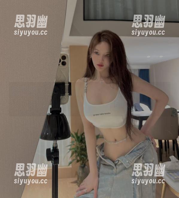 微密圈 - 当魔鬼黑遇上诱惑白：周妍希的写真集，这对组合太戏剧了！