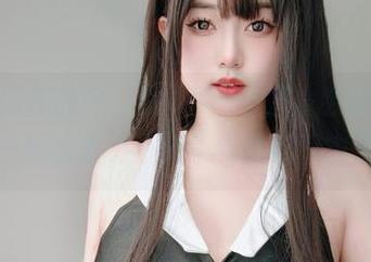 居家系列作品中，女主K的氛围太会撩了，原图一眼看去，不知不觉就沉下去了。