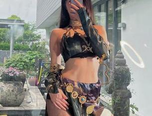 微密圈 – 小玉吃果冻的私拍，白得都快看不见边界了，值得反复琢磨。