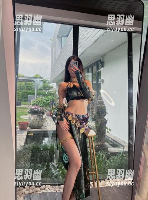 微密圈 - 小玉吃果冻的私拍，白得都快看不见边界了，值得反复琢磨。