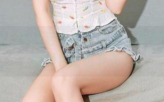 尤蜜荟 – 在王若凡的旗袍里，原图的曲线和图包的细节齐飞