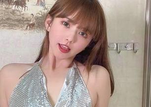 微密圈 – 这组私拍套图，张思允nice的礼服黑丝，感觉她在和摄影师玩暗藏玄机一样，怪好玩的。