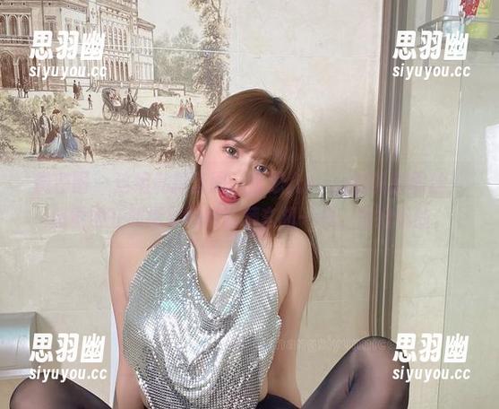 微密圈 - 这组私拍套图，张思允nice的礼服黑丝，感觉她在和摄影师玩暗藏玄机一样，怪好玩的。