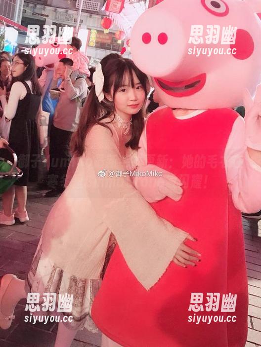 御子Yumiko最新毛衣更新：她的毛衣在寒冬里EmmaStone般闪耀！