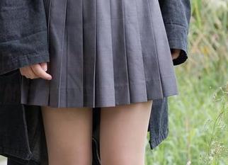 森萝财团 – 小奶糕Milky精选写真：双马尾少女的白丝，白皙到让人捧心，哈哈！