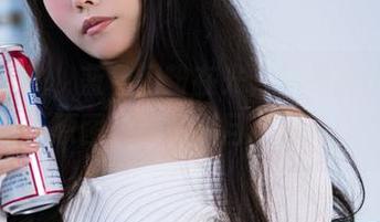 汪知子私拍，蓝色闪粉在光影下如魔法般闪耀，原图让我看得目不转睛！