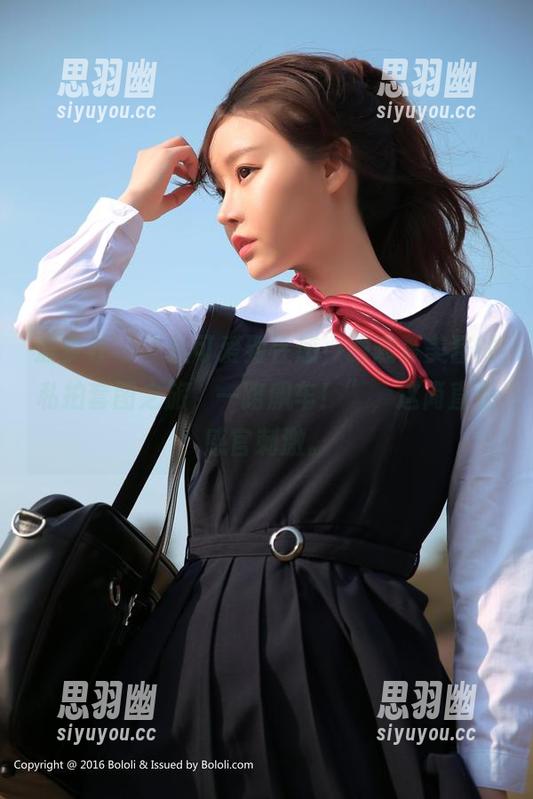 波萝社-夏美酱 波萝社 - “从可爱到性感,跟随夏美酱的私拍套图之旅,一路飙车!”,这简直是感官刺激。