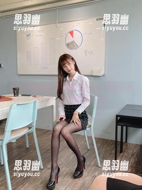 看泥泥汝的短裙在原图里窜动，贴图没救了，不，已被套图俘获！
