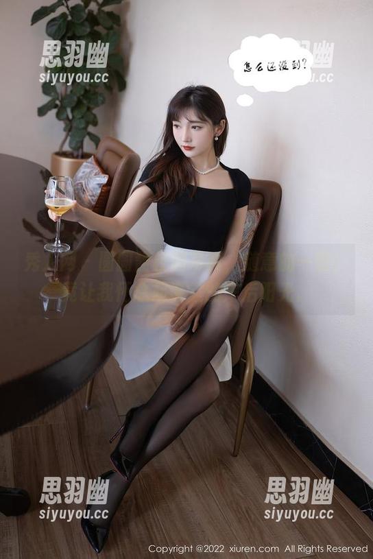 秀人网 - 圆圆酱校园写真，随意的一瞥，竟让我怀念起课堂的午后阳光。
