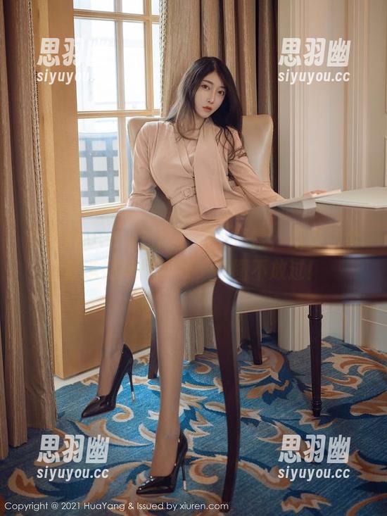 花漾show - 光影下的小海臀，连衣裙全套造型玩得别致，原图不放过！
