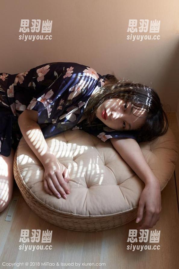 蜜桃社 - 这是陆萱萱Cecilia的居家写真，看得我真想从床跳出来去倒杯水！