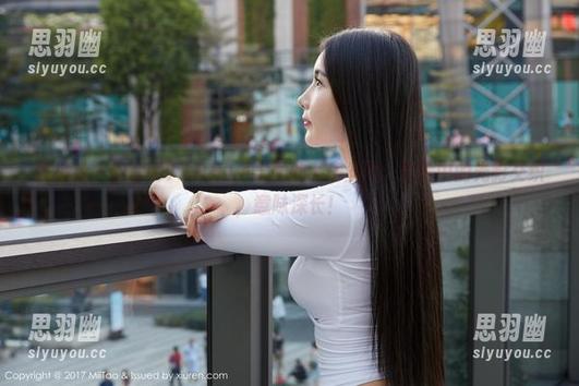 蜜桃社-韵莉娜VANILLA 蜜桃社 - 韵莉娜VANILLA与她的私房丝袜:图片中的光影交织,意味深长!