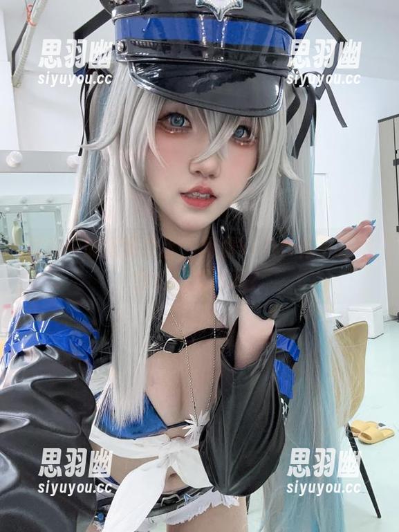 写真中的透明护士，阿薰kaOri似乎在跟我们玩捉迷藏？