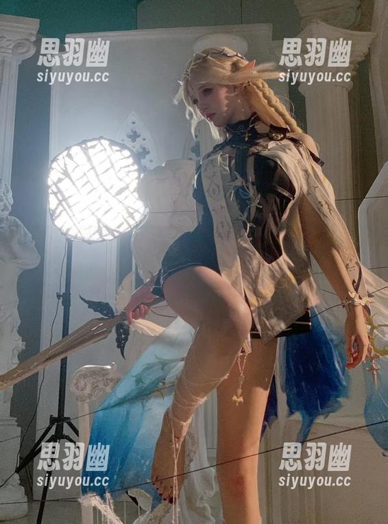 走出办公室，阿薰kaOri带你看黑丝OL的私拍另一面！