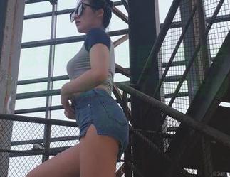 微密圈 – 泳装和高清美图？陈佩奇光线下的每个角度都让我想起了小时候的泳池派对。