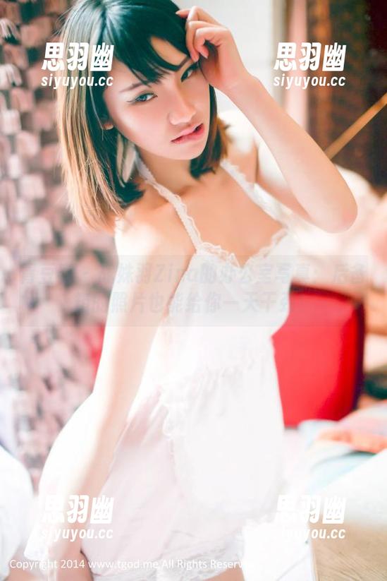 青豆客 - 战姝羽Zina的办公室写真：后备箱的照片也能给你一天干劲！