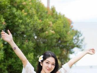 魅妍社 – 高清原图看小乔Joyi——她的JK风，但那条短裙真不适合下雨天吧！