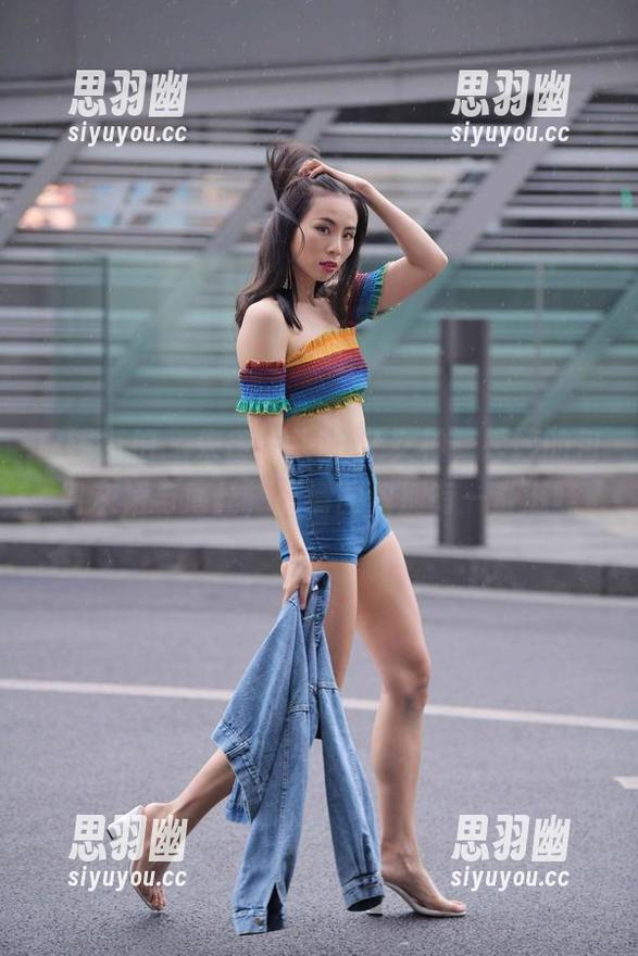 魔镜街拍 - 朱雀街头的OL女神，婷婷的包臀灰裙与薄丝，高清图包别有一番滋味